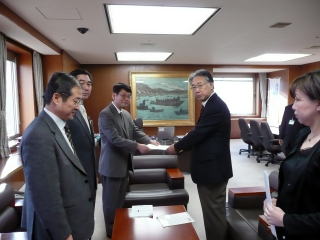 要請書を手渡す柳連合北海道会長