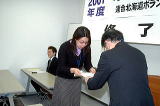 修了証書を受け取る受講者