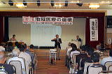 森町住民の集いで講演する逢坂衆議