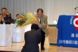 退任挨拶の後、花束をもらう松浦前執行委員