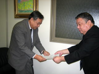 要請書を手渡す小檜山政策局長(右)