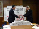 柳会長が署名を佐藤副知事に提出