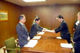申し入れ書の手交