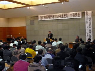 挨拶する柳連合北海道会長